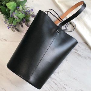 Minimalist Bucket Bag with magnetic closure